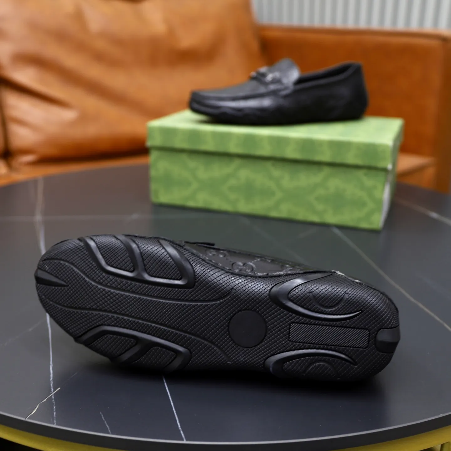Ex-factory price: 400💰🙅‍♂️🙅‍♂️🙅‍♂️ Brand: Gucci GuCCI Standard code: Men's code 38-44 (45 can be customized) Grade: Same as the official website Material: Original leather stitching and hand stitching Comfortable and wear-resistant outsole Style category: Men's fashionable casual slip-on shoes Distinguished big-name luxury elements Top luxury Color: Color of the actual picture
